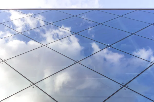 Reflexions of clouds and blue sky in facade of modern building — Stock Photo, Image