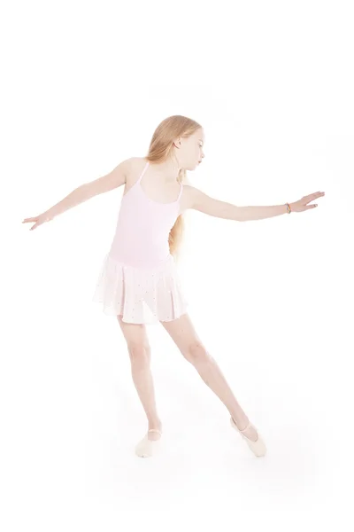 Dziewczyna taniec w kolorze różowy balet w studio — Zdjęcie stockowe