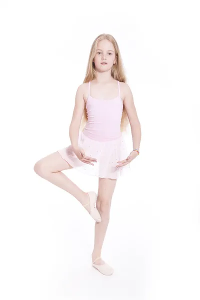 Młoda dziewczyna taniec w kolorze różowy balet w studio — Zdjęcie stockowe