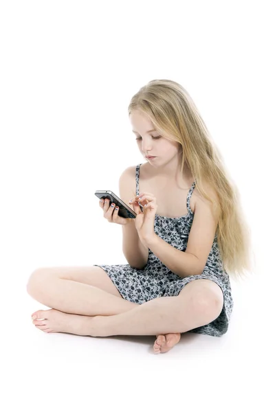 Fiatal szőke lány mozgatható telefon-ban stúdió — Stock Fotó