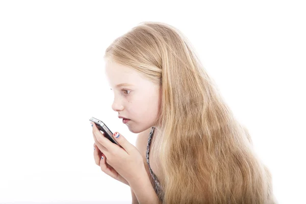 Jovem menina loira com telefone celular em estúdio — Fotografia de Stock