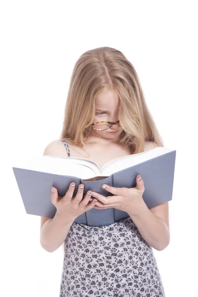 Giovane ragazza bionda con occhiali e grande libro in studio — Foto Stock