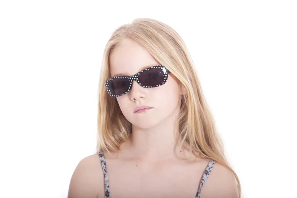 Молода блондинка з сонцезахисними окулярами в студії — стокове фото