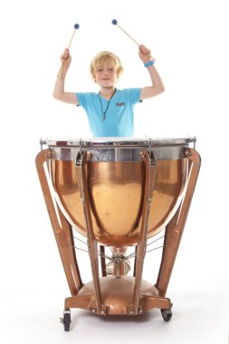 blonde jongen speelt waterkoker trommel