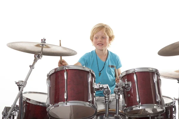 Jongen speelt drums — Stockfoto