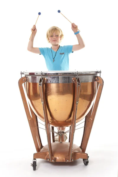 Blonde jongen speelt waterkoker trommel — Stok fotoğraf