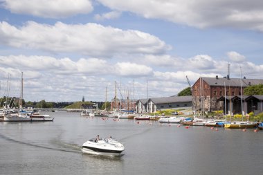 Tekneler ve suomenlinna üzerinde liman yaughts