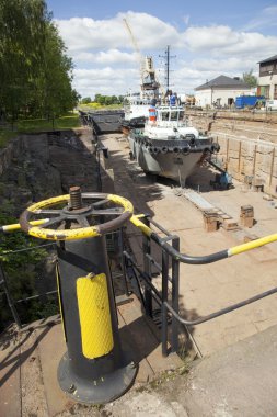 helsinki yakınındaki suomenlinna ada iskelede gemi