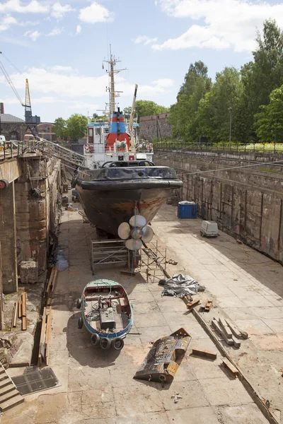 Schiff im Dock auf der Insel Suomenlinna bei Helsinki — Stockfoto