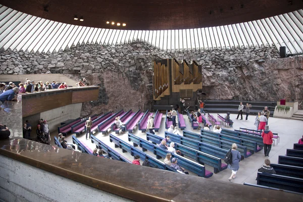 Helsinki, Finlandiya, 14 06 2014: insanlar hels rock kilisede