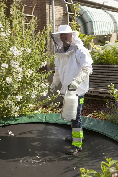 Pest controller i trädgården — Stockfoto