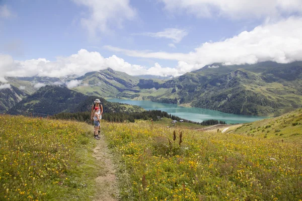 Hiking near lac de roselend in the beaufortain — Stock Photo, Image