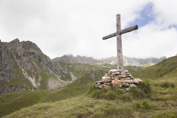 Cruz de madera en las montañas —  Fotos de Stock