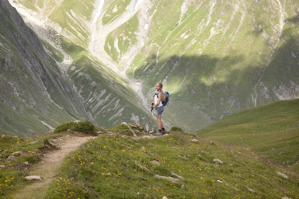 Chica joven en los Alpes —  Fotos de Stock