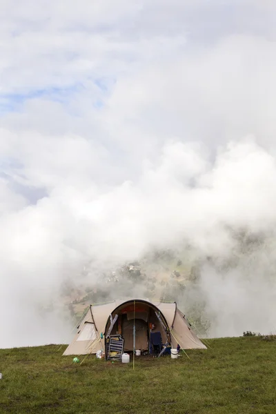 Zelt auf einem hohen Platz in den französischen Alpen — Stockfoto