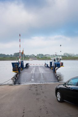 Hollanda 'daki ijssel nehrinde Zwolle ve Deventer arasında Olst yakınlarında feribot.