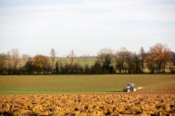 Tractor con arado en campo agrícola cerca de namur en ardenas belgas —  Fotos de Stock