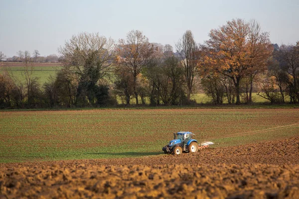 Traktor s pluhem v zemědělském poli v blízkosti namur v belgických ardennes — Stock fotografie