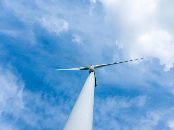 Olhando Para Turbina Eólica Contra Céu Azul Com Nuvens Brancas — Fotografia de Stock