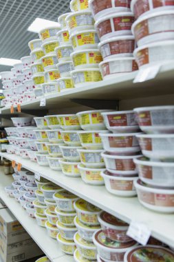 Dükkandaki raflarda plastik kutularda Çin erişteleri. Geleneksel Asya fast food. Seçici odaklanma. Dikey. Moskova, Rusya, 08-07-2020.