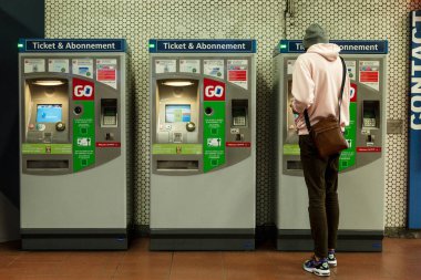 Otomatik bilet gişelerinden metro bileti alan bir adam. Brüksel, Belçika, 10-12-2019.
