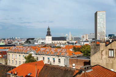 Güneşli bir günde bir Avrupa şehrinin kırmızı kiremitli çatılarının güzel üst manzarası. Mesaj için yer var. Brüksel, Belçika, 10-14-2019.