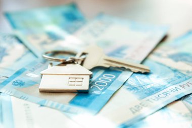 Evin anahtarları faturaların üzerinde. Rus rublesi. İpotekler, krediler ve tasarruflar. Yakın plan..