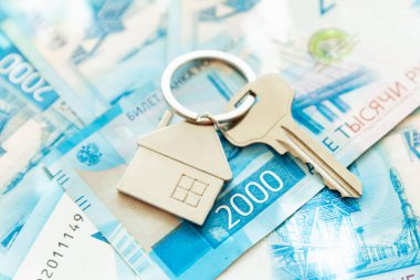 Evin anahtarları faturaların üzerinde. Rus rublesi. İpotekler, krediler ve tasarruflar. Yakın plan..