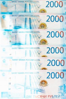 2000 rublelik Rus banknotları. Üst Manzara. Seçici odaklanma, işaret fişeği. Dikey. Yakın plan..