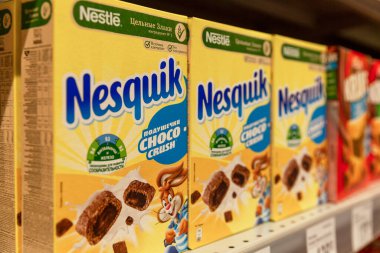 Nesquik bir mağazanın rafında gevrek yiyor. Yakın plan. Yan görüş. Moskova, Rusya, 10-06-2021.