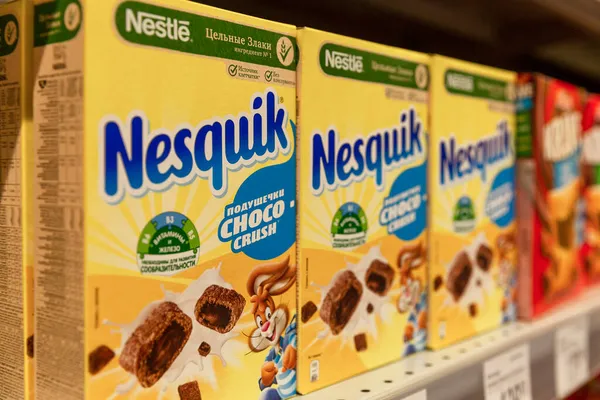 Nesquik bir mağazanın rafında gevrek yiyor. Yakın plan. Yan görüş. Moskova, Rusya, 10-06-2021.