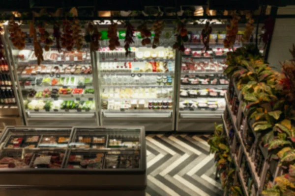 小的舒适的杂货店 冰箱里有冰箱和冷冻食品 蔬菜和水果 肉类和牛奶 从上面看模糊的 — 图库照片