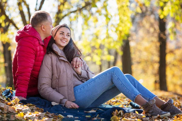 Jovem Rindo Homem Mulher Abraçando Parque Outono Casal Romântico Num — Fotografia de Stock