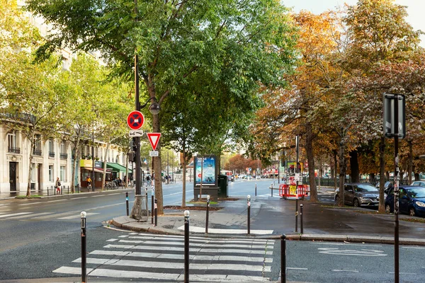 Улица Осеннего Города Пешеходным Переходом Красивым Парком Париж Франция 2019 — стоковое фото