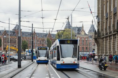 Şehir merkezinde modern tramvay. Amsterdam, Hollanda, 10-11-2019.