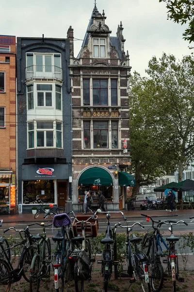 Casas Típicas Centro Ciudad Con Bicicletas Aparcadas Vertical Amsterdam Países — Foto de Stock