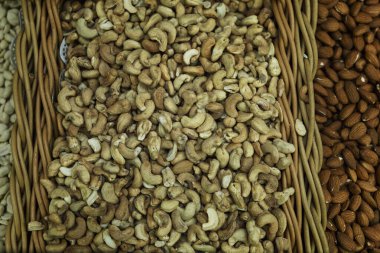 Marketteki tezgahın üzerinde sepetin içinde fındık var. Sağlıklı bir atıştırmalık Yakın plan..