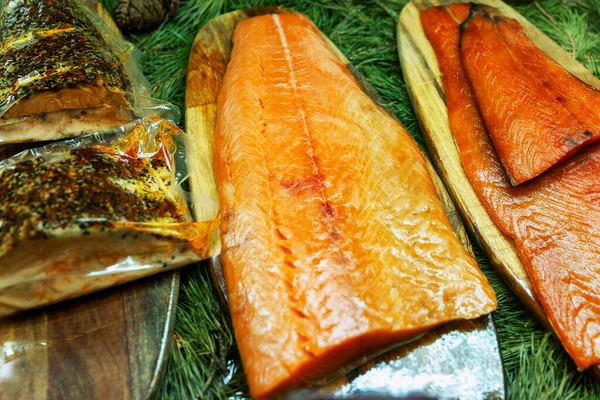 Leckere Räucherfischstücke Auf Der Ladentheke Teure Ozeanische Delikatessen Nahaufnahme — Stockfoto