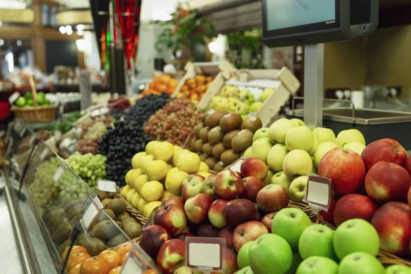 Dükkanda Taze Meyve Dolu Bir Tezgah Doğadan Gelen Vitaminler Sağlık — Stok fotoğraf