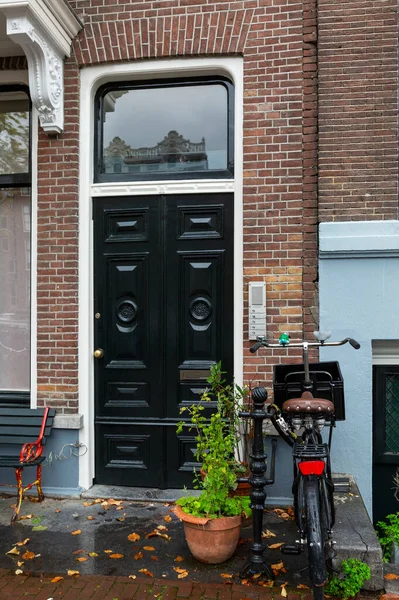 Vélo Rouge Garé Entrée Une Maison Brique Typique Amsterdam Jour — Photo