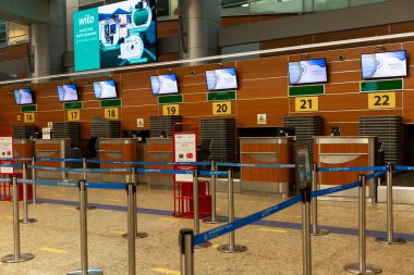Sheremetyevo havaalanındaki boş gişeler. Coronavirus salgını ve iptal edilen uçuşlar. Moskova, Rusya, 10-28-2021.
