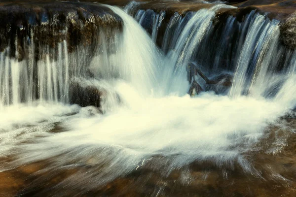 Hermosa Cascada Con Agua Sedosa Magnífico Paisaje Salvaje Primer Plano —  Fotos de Stock