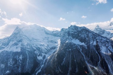 Güneşli bir günde yüksek karlı dağlar. Güzel manzara, yakın plan..