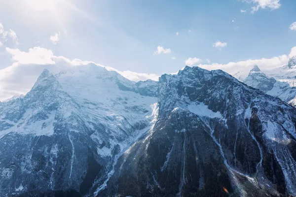 Güneşli bir günde yüksek karlı dağlar. Güzel manzara, yakın plan..