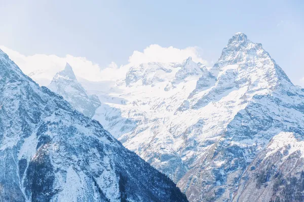 Güneşli bir günde yüksek karlı dağlar. Güzel manzara, yakın plan..