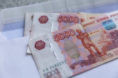 Rus banknotları masanın üzerindeki zarfın üzerinde duruyor. Yakın plan..