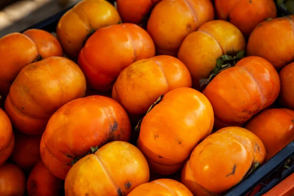 Zralý Šťavnatý Persimmon Slunci Krabici Trhu Detailní Záběr Vitamíny Zdraví — Stock fotografie