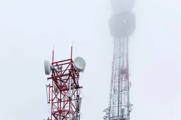塔顶5G 在雾气中的灰蒙蒙的天空中 现代技术 — 图库照片