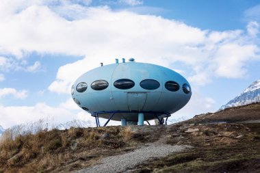 Dombai dağlarında uçan daire güzel bir gökyüzünün arka planına karşı. Güzel manzara.