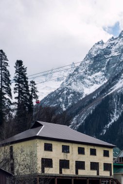 Dağlarda bir otel. Kayak merkezi ve aktif turizm. Güzel manzara. Dikey.